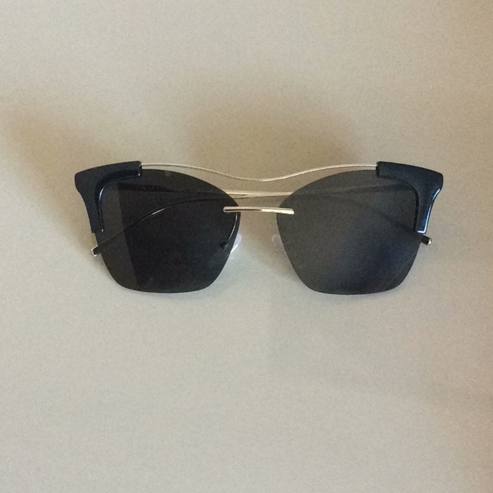 Prada sunglasses - Picture 3 of 5